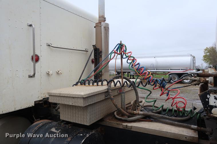 image for item DF3624 2001 Mack CX613 semi truck