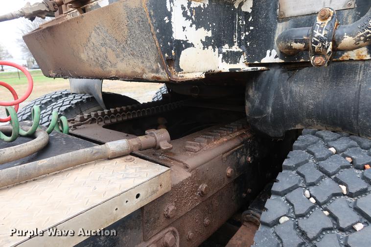 image for item DF3624 2001 Mack CX613 semi truck