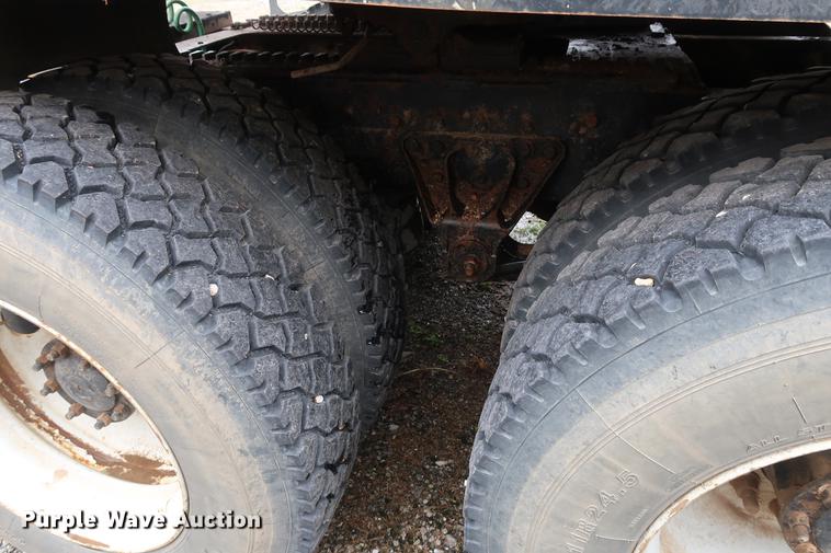 image for item DF3624 2001 Mack CX613 semi truck