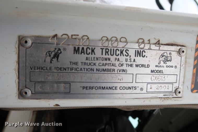 image for item DF3624 2001 Mack CX613 semi truck