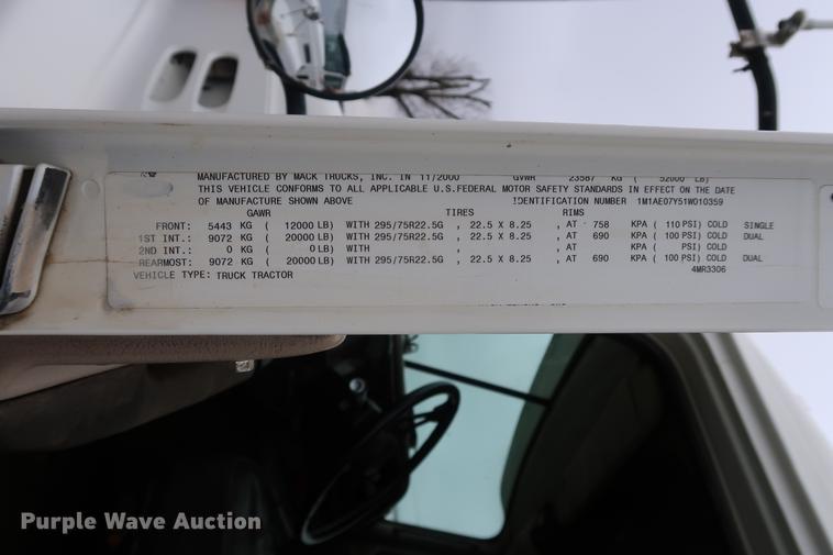 image for item DF3624 2001 Mack CX613 semi truck