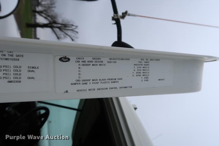 image for item DF3624 2001 Mack CX613 semi truck