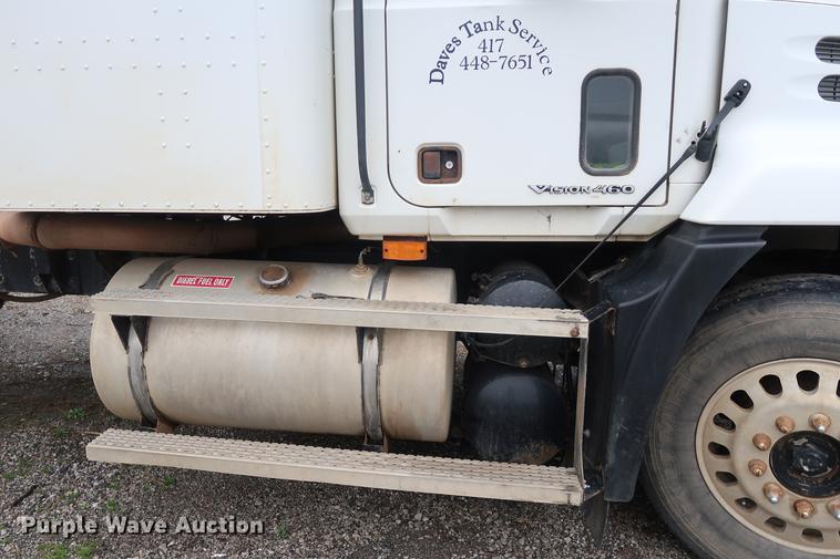 image for item DF3624 2001 Mack CX613 semi truck