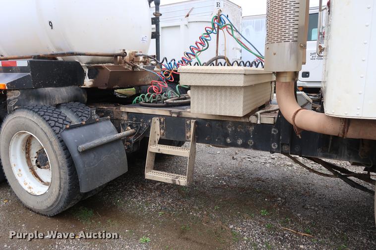 image for item DF3624 2001 Mack CX613 semi truck