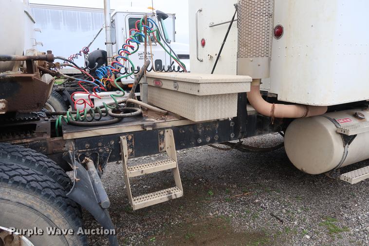 image for item DF3624 2001 Mack CX613 semi truck