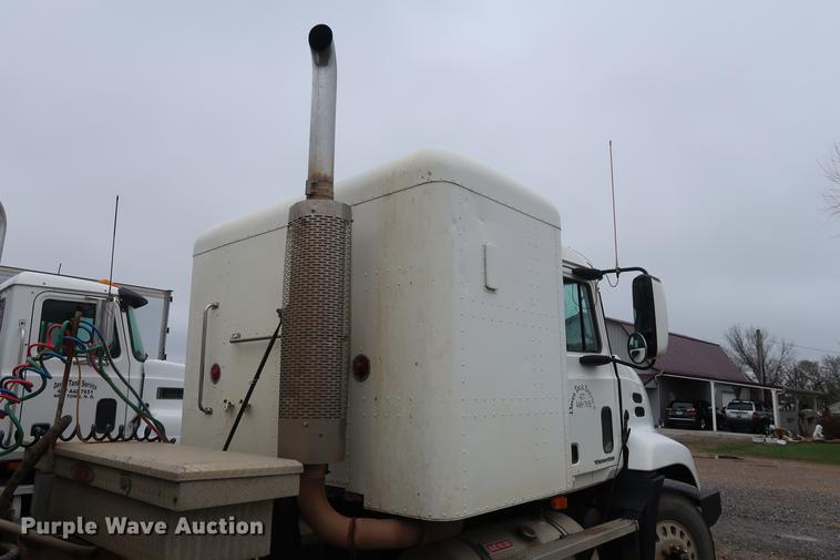 image for item DF3624 2001 Mack CX613 semi truck