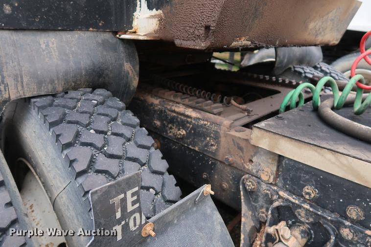 image for item DF3624 2001 Mack CX613 semi truck