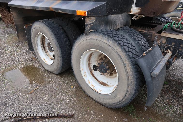 image for item DF3624 2001 Mack CX613 semi truck