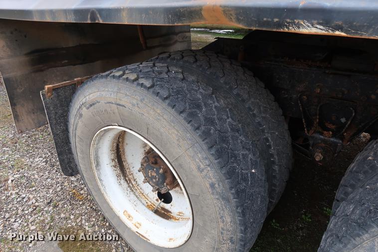 image for item DF3624 2001 Mack CX613 semi truck