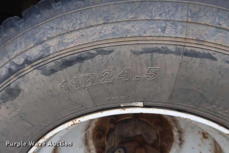 image for item DF3624 2001 Mack CX613 semi truck