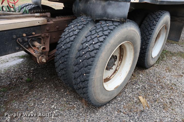 image for item DF3624 2001 Mack CX613 semi truck