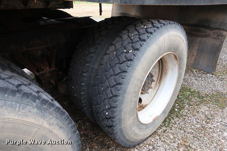 image for item DF3624 2001 Mack CX613 semi truck