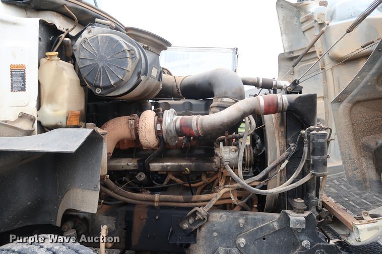 image for item DF3624 2001 Mack CX613 semi truck