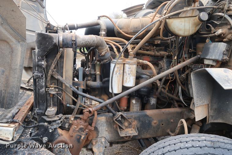 image for item DF3624 2001 Mack CX613 semi truck