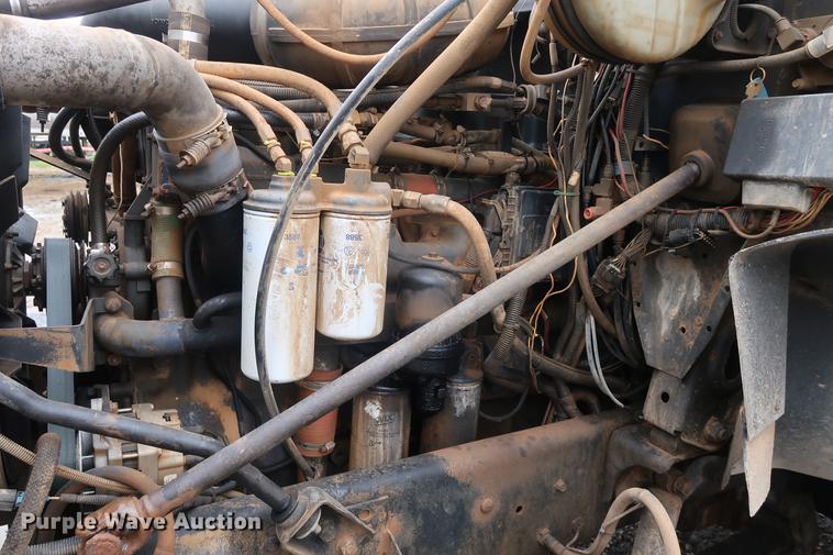 image for item DF3624 2001 Mack CX613 semi truck