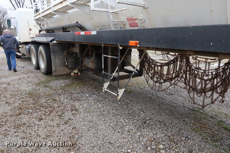 image for item DF3625 1978 Fruehauf vacuum trailer