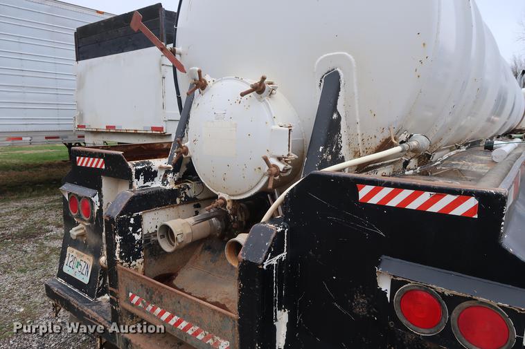 image for item DF3625 1978 Fruehauf vacuum trailer