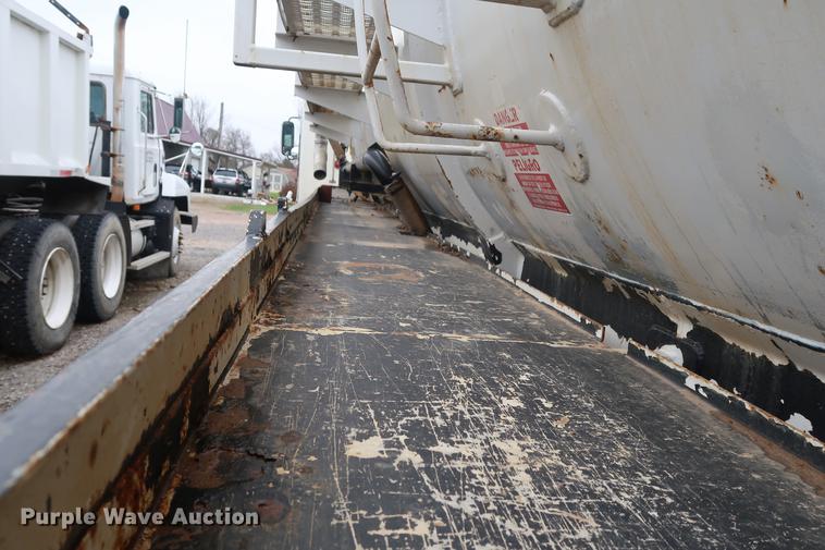 image for item DF3625 1978 Fruehauf vacuum trailer