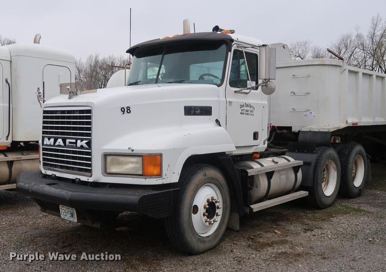 image for item DF3626 1998 Mack CH613 semi truck