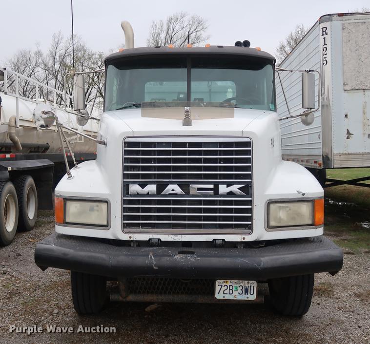 image for item DF3626 1998 Mack CH613 semi truck
