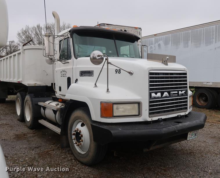 image for item DF3626 1998 Mack CH613 semi truck