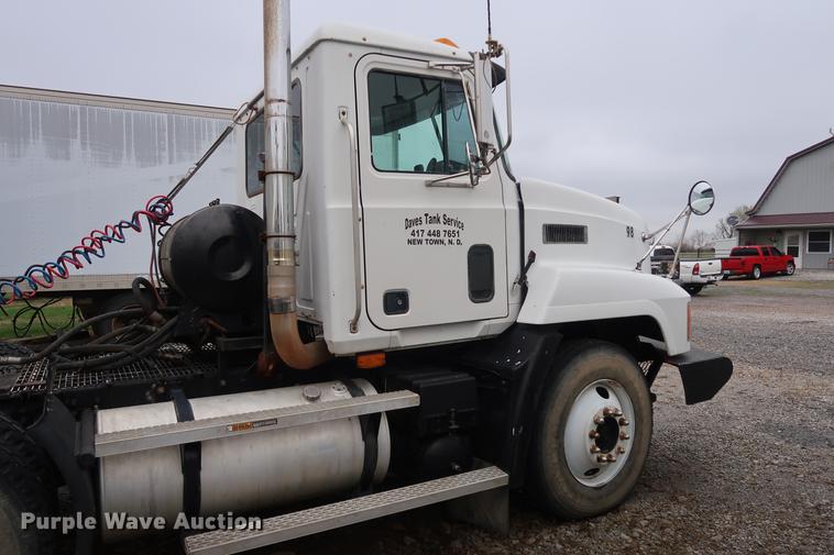 image for item DF3626 1998 Mack CH613 semi truck
