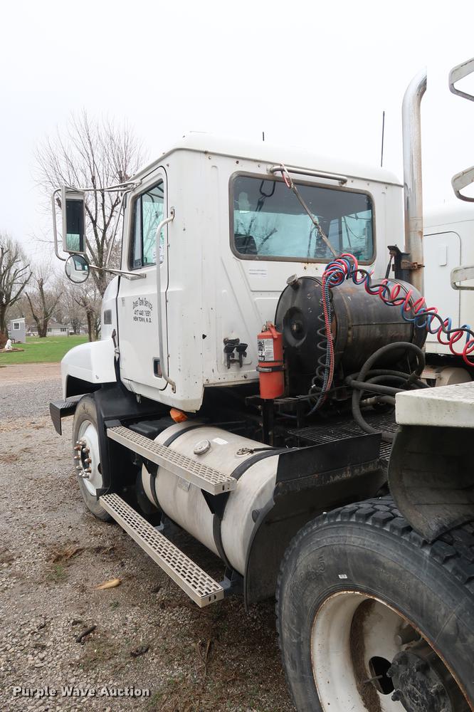 image for item DF3626 1998 Mack CH613 semi truck