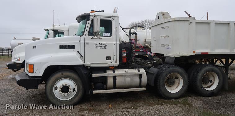 image for item DF3626 1998 Mack CH613 semi truck