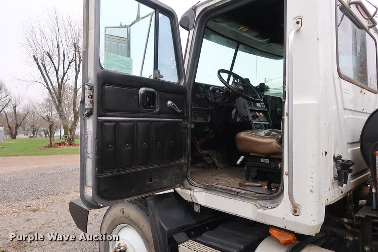 image for item DF3626 1998 Mack CH613 semi truck