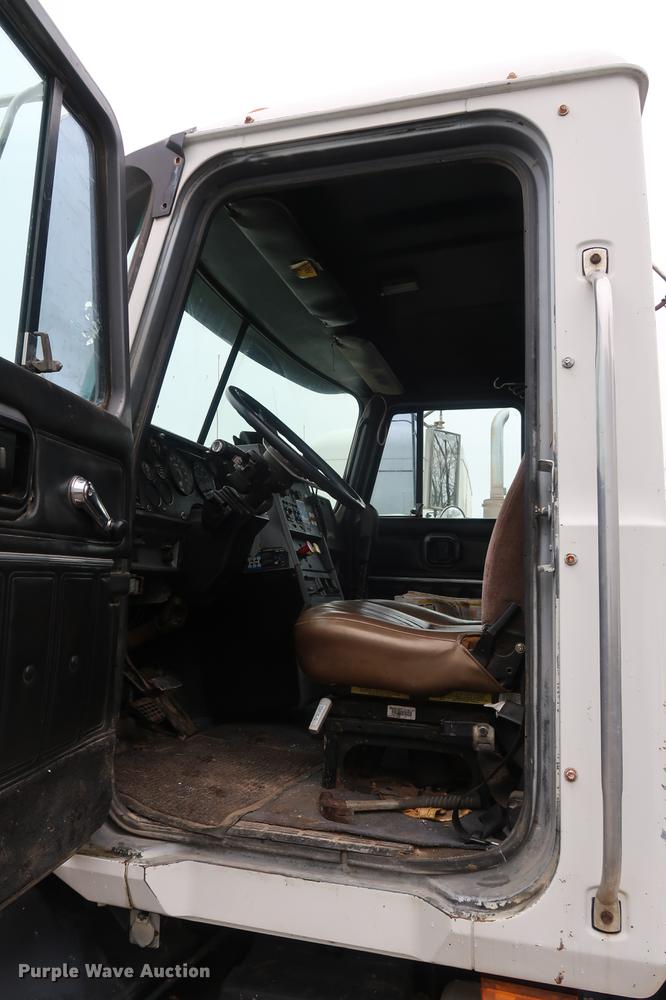 image for item DF3626 1998 Mack CH613 semi truck