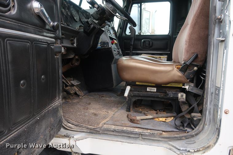 image for item DF3626 1998 Mack CH613 semi truck