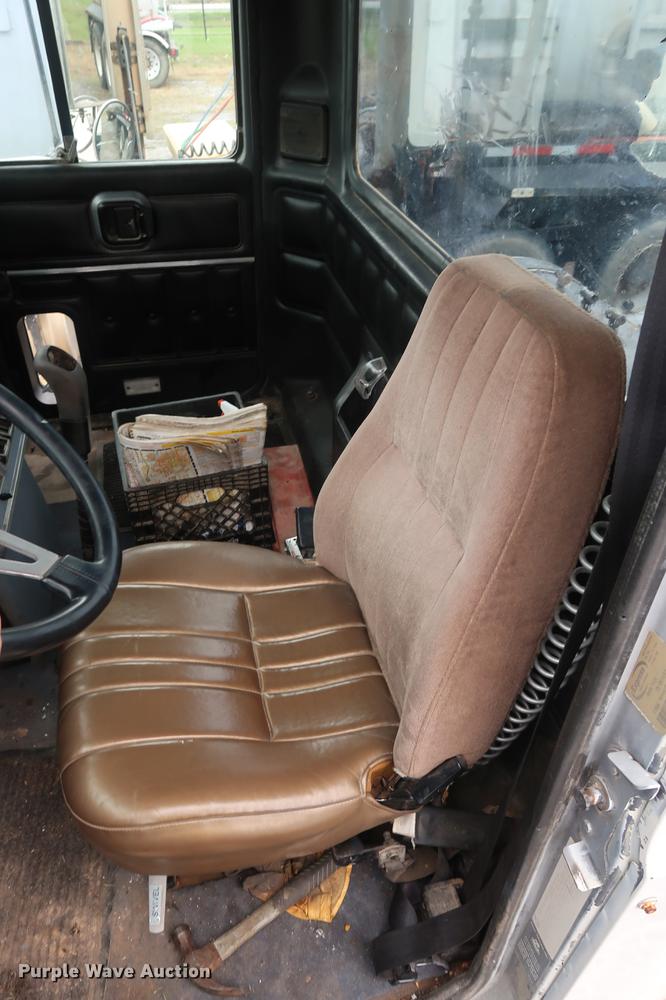 image for item DF3626 1998 Mack CH613 semi truck