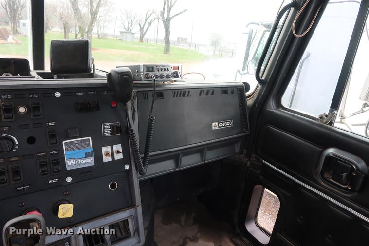 image for item DF3626 1998 Mack CH613 semi truck