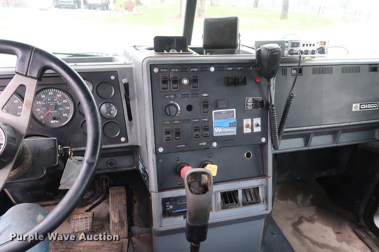 image for item DF3626 1998 Mack CH613 semi truck