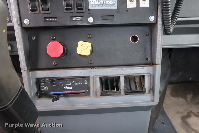 image for item DF3626 1998 Mack CH613 semi truck