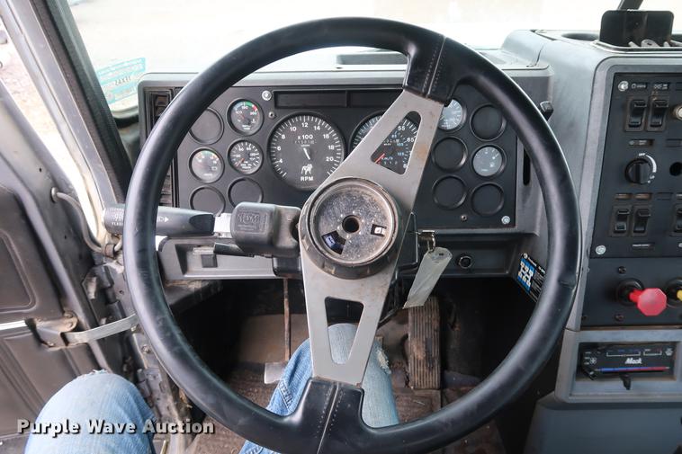 image for item DF3626 1998 Mack CH613 semi truck