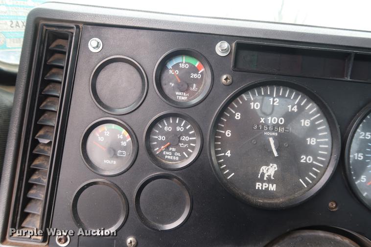 image for item DF3626 1998 Mack CH613 semi truck