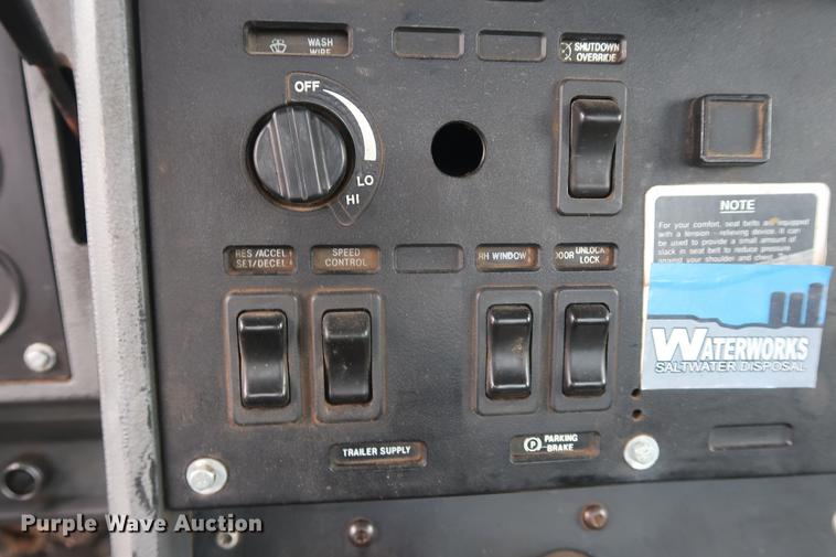 image for item DF3626 1998 Mack CH613 semi truck