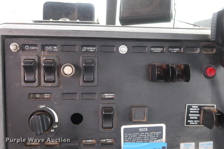 image for item DF3626 1998 Mack CH613 semi truck