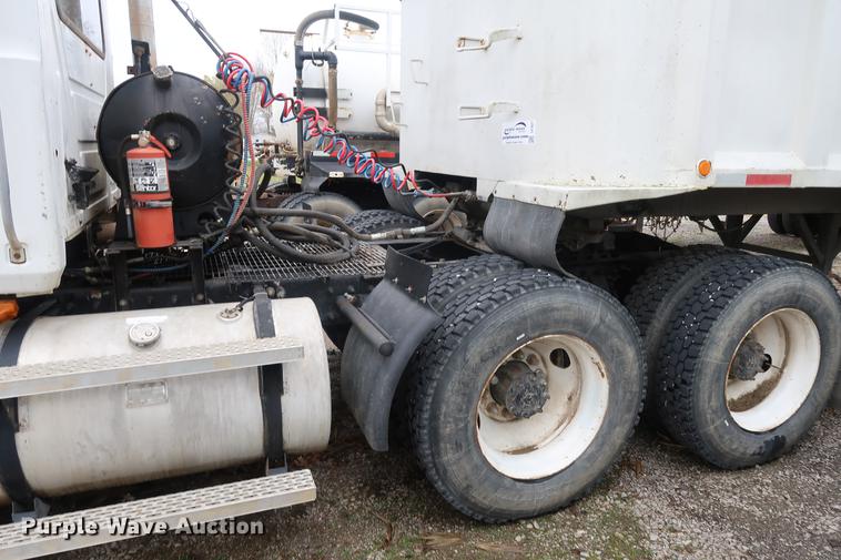 image for item DF3626 1998 Mack CH613 semi truck