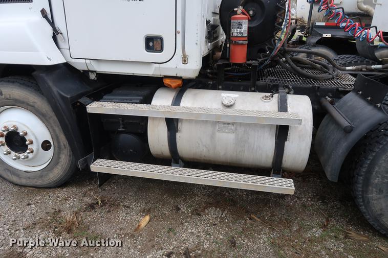 image for item DF3626 1998 Mack CH613 semi truck