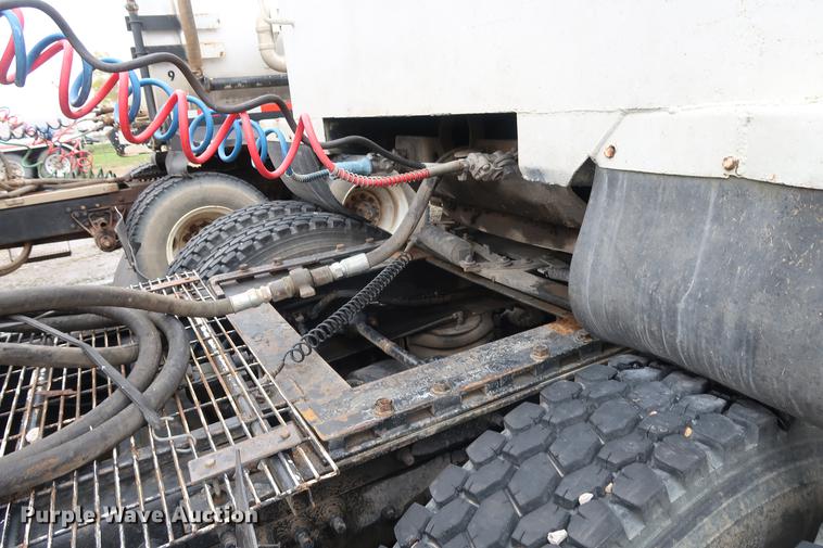 image for item DF3626 1998 Mack CH613 semi truck