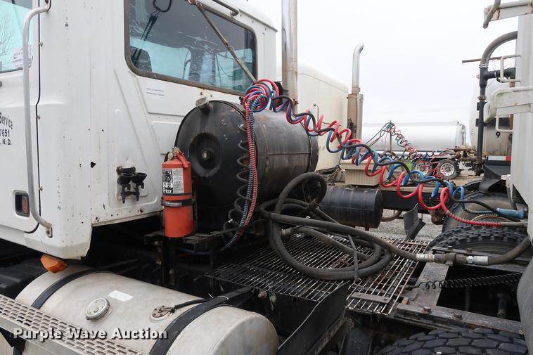 image for item DF3626 1998 Mack CH613 semi truck