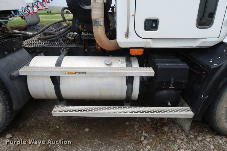 image for item DF3626 1998 Mack CH613 semi truck