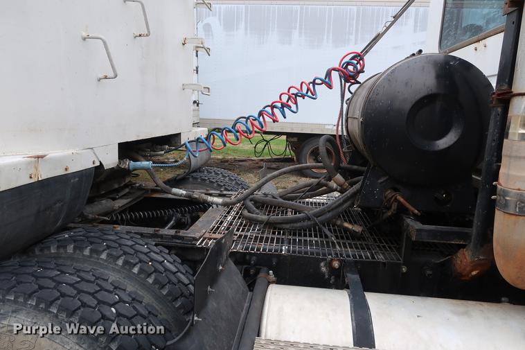 image for item DF3626 1998 Mack CH613 semi truck