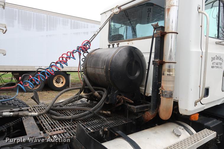 image for item DF3626 1998 Mack CH613 semi truck