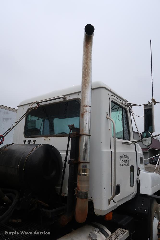 image for item DF3626 1998 Mack CH613 semi truck