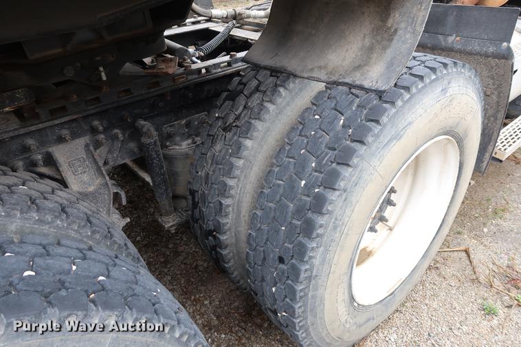 image for item DF3626 1998 Mack CH613 semi truck