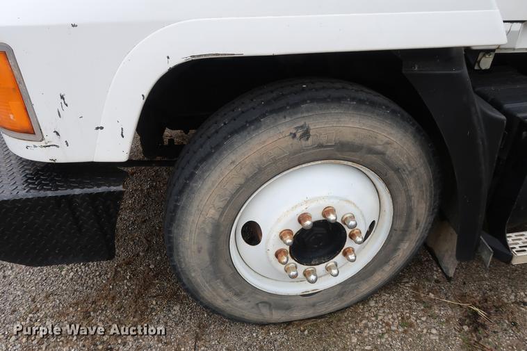 image for item DF3626 1998 Mack CH613 semi truck