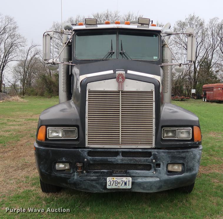 image for item DF3629 1987 Kenworth T600 semi truck